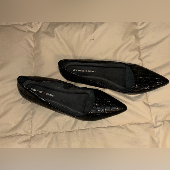 Black patent leather snakeskin pointy toe flats, so cute!! - Picture 2 of 3
